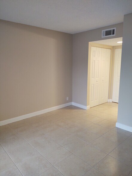 Building Photo - 1524 SE Royal Green Cir