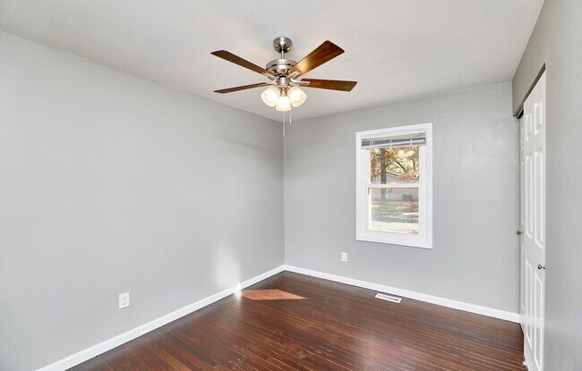 Building Photo - 2365 N Pointe Ln