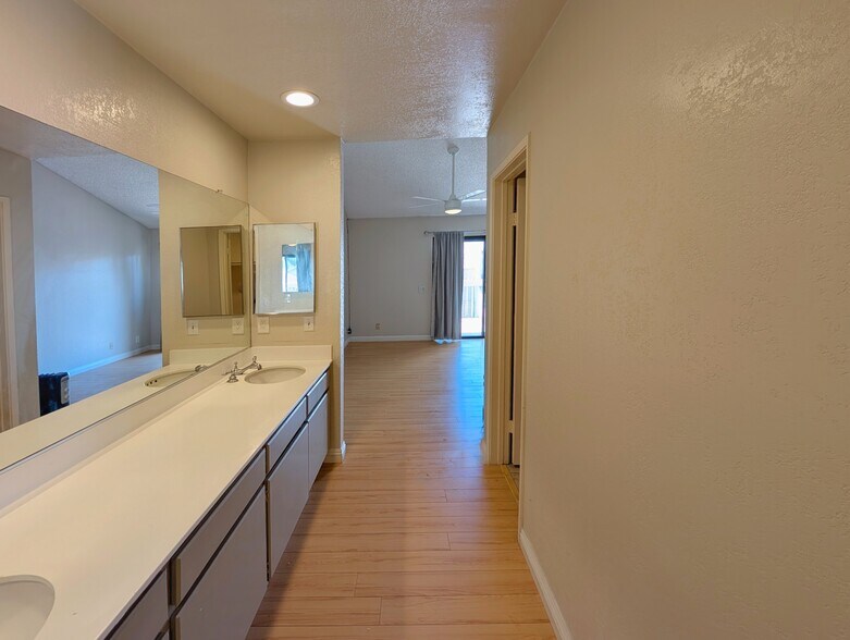 Building Photo - 4852 Cabana Dr