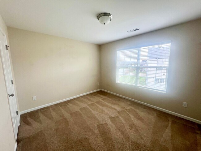Building Photo - Three bed, 2.5 bath town house located in ...