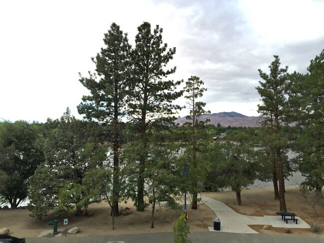Building Photo - Lake View Resort Style Condo - Garage & Po...
