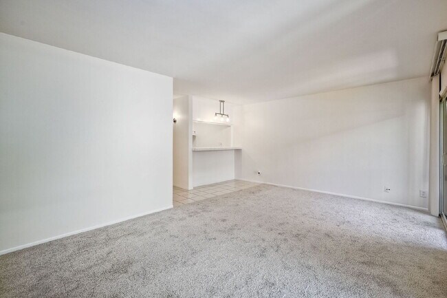 Building Photo - 1/2 off 1st month rent move in special at the Bluffs!!!