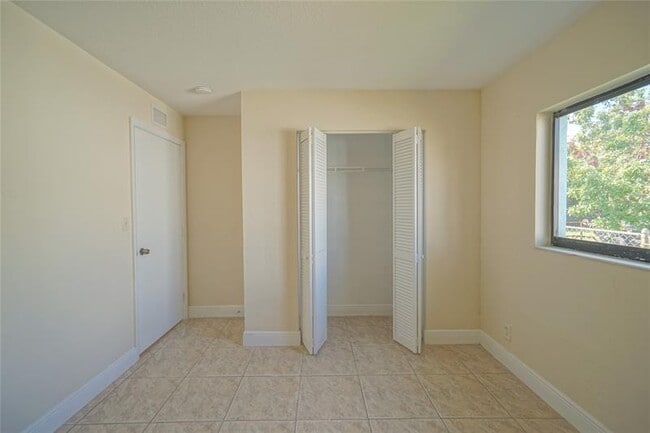 Building Photo - 5720 SW 26th St