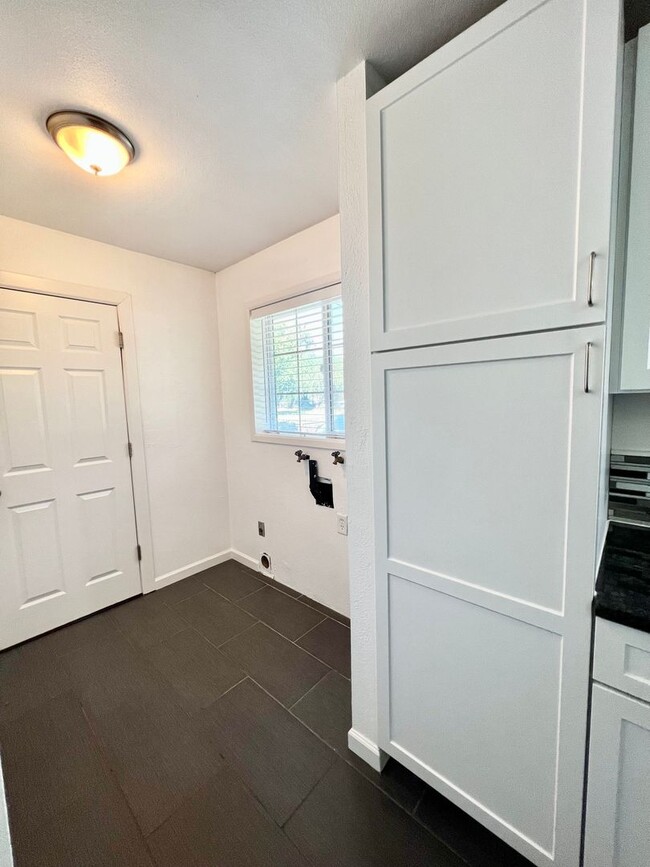 Building Photo - 3 Bedroom, 2 bath house