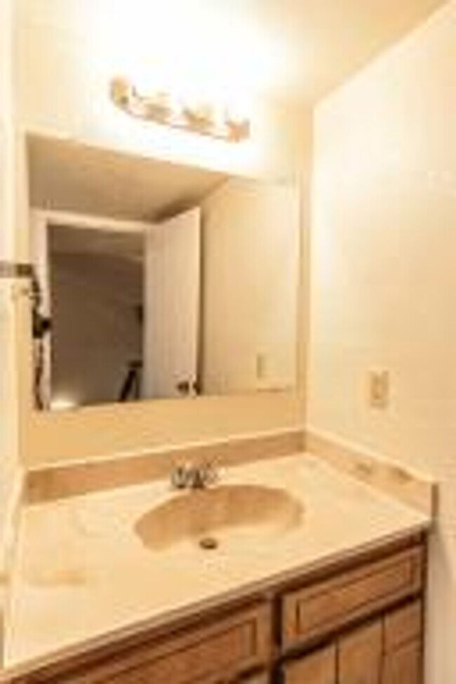 Building Photo - Cozy 3 Bedroom 2 Bath