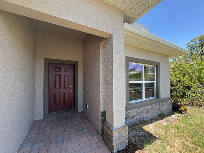 Building Photo - 3 Bed, 2 Bath Home with Screened Lanai & S...
