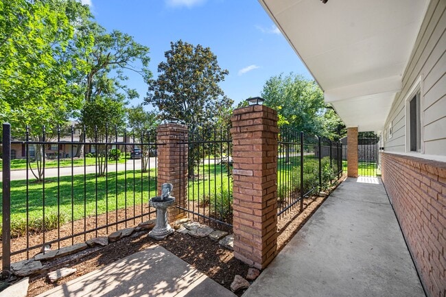 Building Photo - 10310 Mayfield Rd