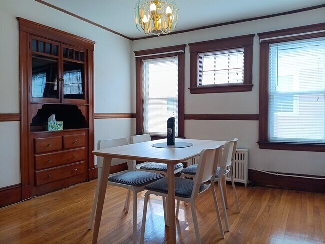 Building Photo - 44 Glencoe St