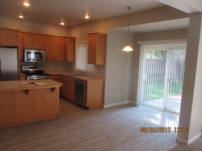 Building Photo - 4 Bedroom Home in Hobble Creek!