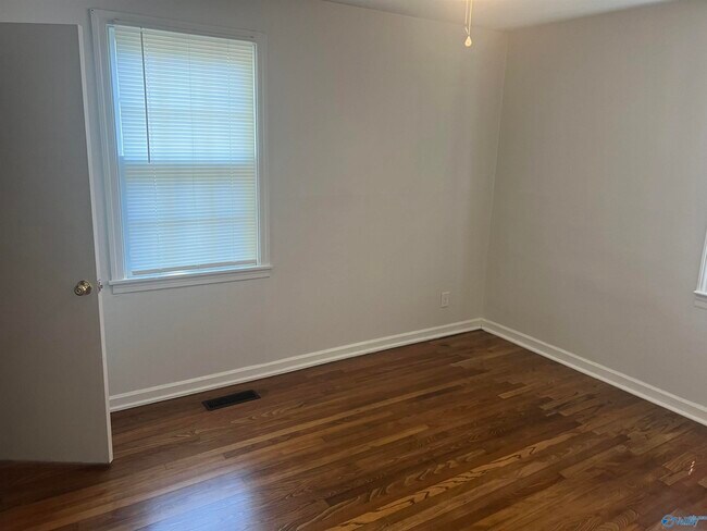 Building Photo - 807 Fairway Dr NW