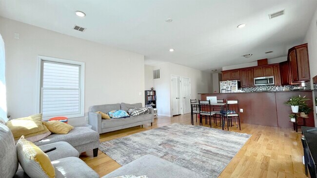 Building Photo - 54 Laidlaw Ave