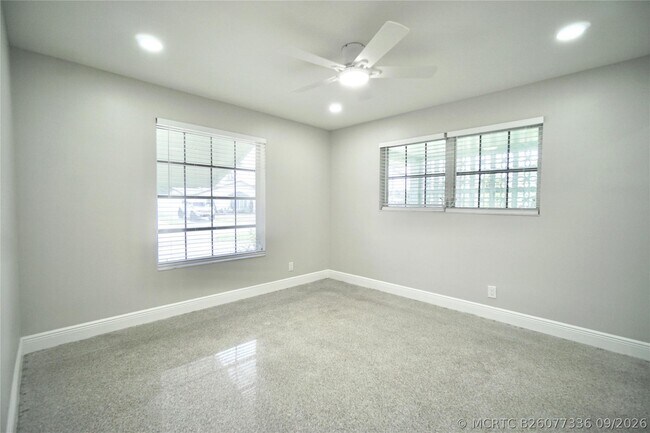 Building Photo - 917 SE 15th Ct