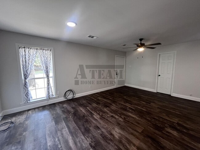 Building Photo - Cozy 3 Bedroom 1 Bathroom with Large Yard