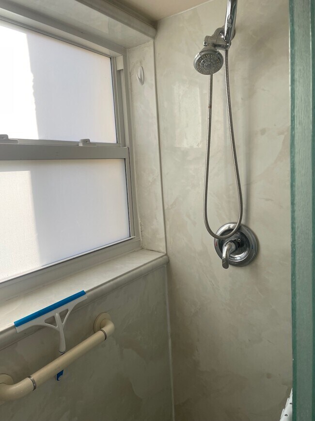 Building Photo - 9 N Birch Rd