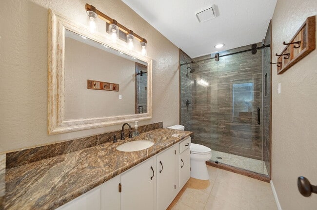 Building Photo - Welcome to your lakeside sanctuary in the gated Lake Pointe condominium community on Lake Conroe....