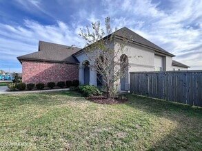 Building Photo - 100 Birchview Dr