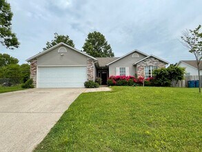 Building Photo - Adorable 3 Bedroom property with a sunroom...