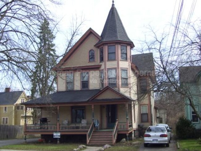 Building Photo - 515 Village St