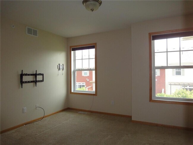 Building Photo - 11846 Emery Village Dr N