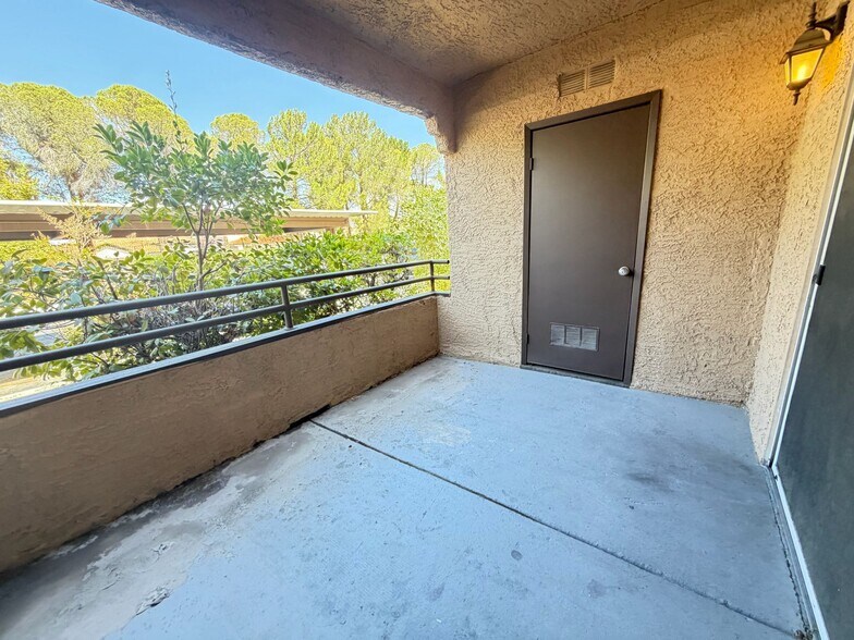 Building Photo - 2200 S Fort Apache