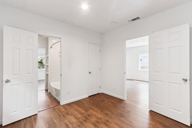 Building Photo - 218 W 87th St