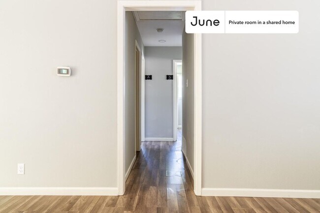 Building Photo - Private bedroom in 3 bed/2 bath Home