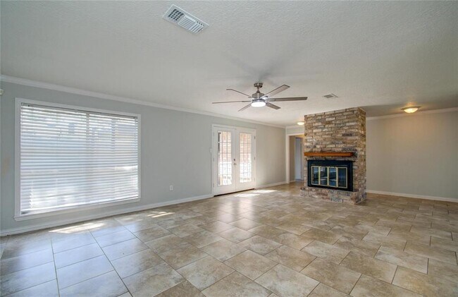 Building Photo - 3605 Kingsway Dr