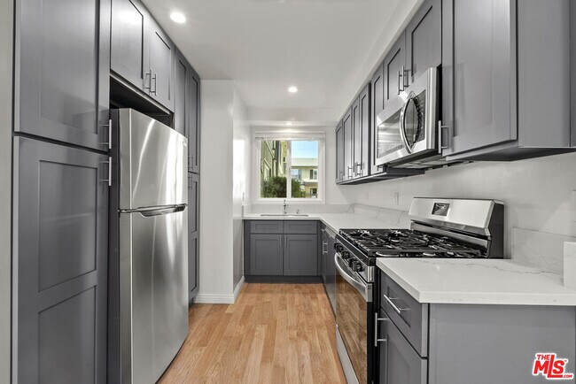 Building Photo - 1233 N Harper Ave