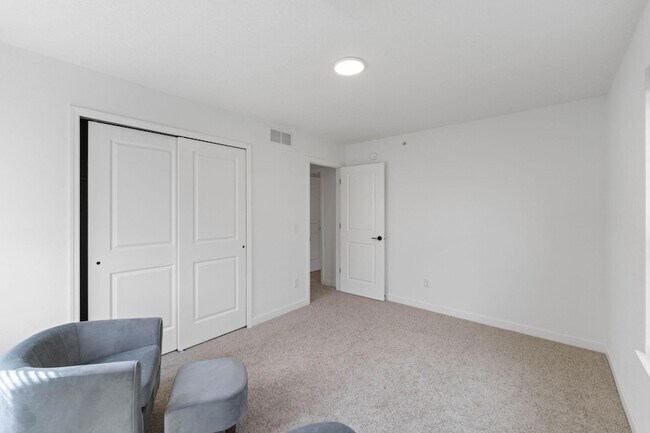 Building Photo - 985 Annagaire Curv