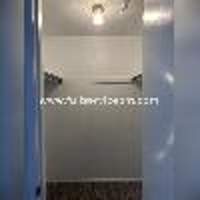 Building Photo - Sweet Seatac 2 BD Top Floor Condo+Parking!