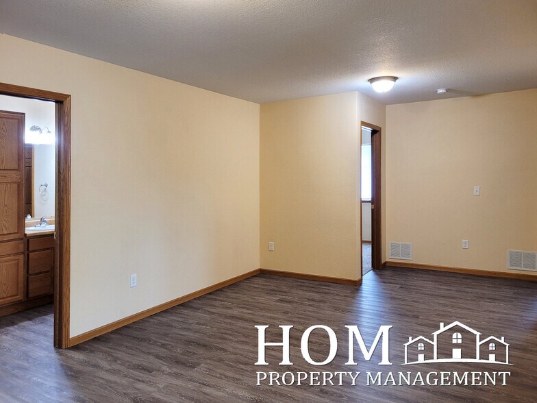 Building Photo - 251 Bunting Ln