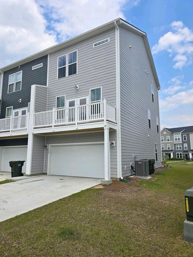 Building Photo - *Special offer $250 off first months rent!...
