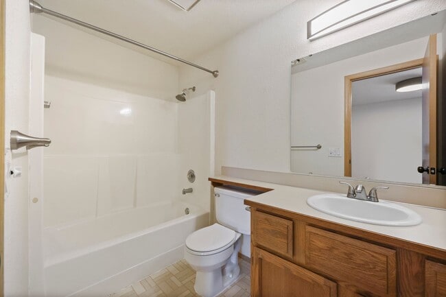 Building Photo - Move in ready - 3 bedrooms, 2 bath rambler...