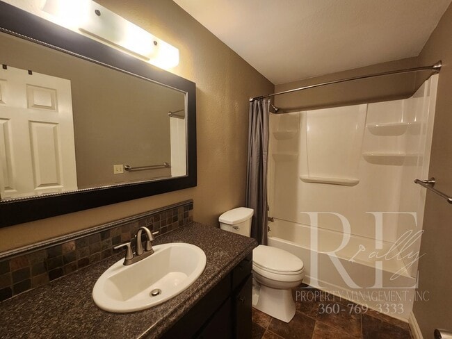 Building Photo - Meticulous 2-Bedroom with Courtyard