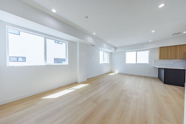 Building Photo - 2847 S Victoria Ave