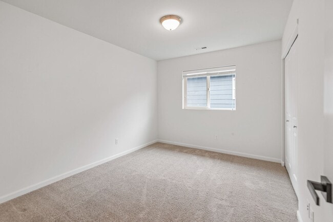 Building Photo - Immediately available 4-bedroom 3.5 bath