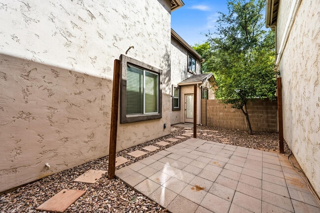 Building Photo - 1637 S Wildrose