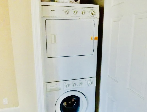 Washer /dryer closet - 849 Lasalle St