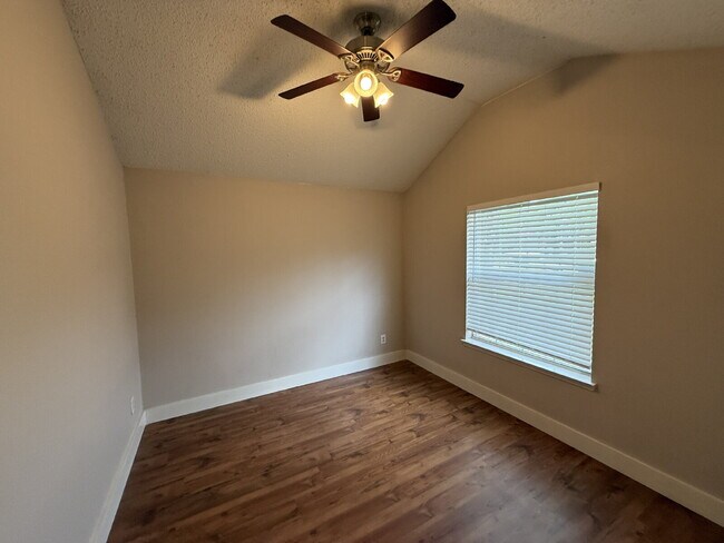Building Photo - 1100 Alexandria Dr