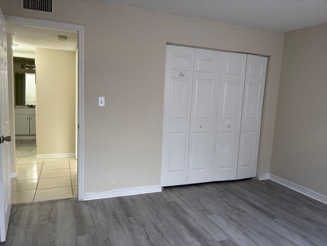 Building Photo - Price Reduced!! 2bed/1bath condo ready Sep...