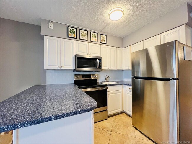 Building Photo - 11000 S Ocean Dr