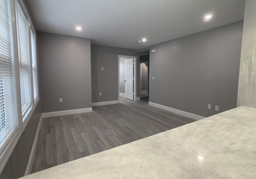 Building Photo - 102 Nonantum St