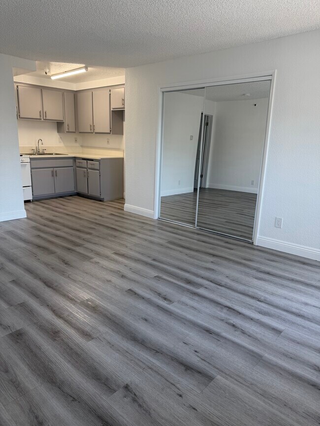 Building Photo - 13909 Hawthorne Way