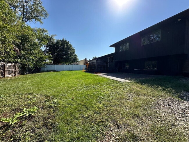 Building Photo - 334 Little John Dr