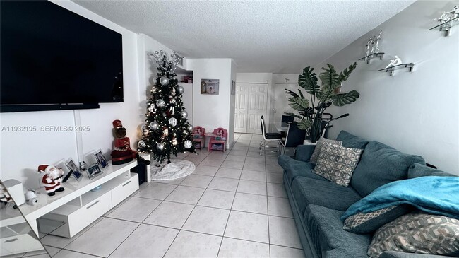 Building Photo - 8860 Fontainebleau Blvd