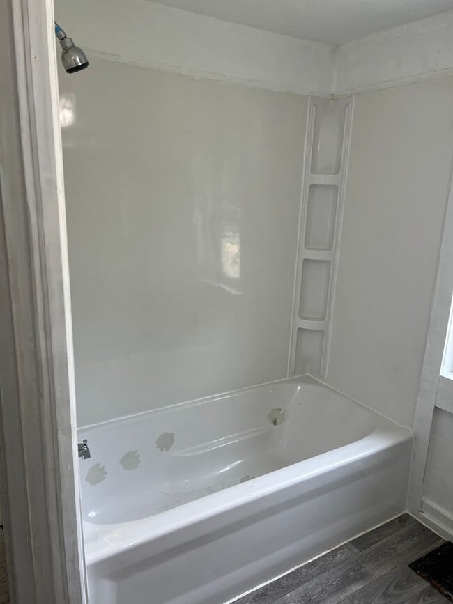 Building Photo - SPACIOUS 3 BEDROOM HOME READY TO WELCOME YOU