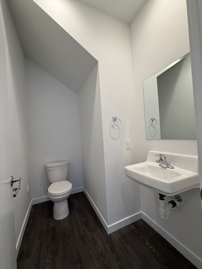 Building Photo - 2001 W 7th Ave