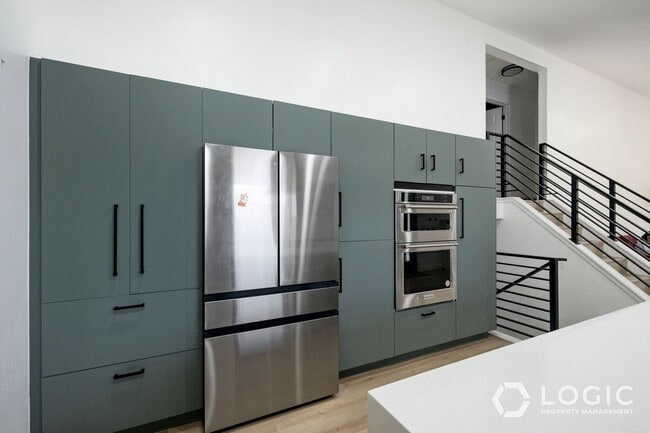 Building Photo - Beautiful Spacious Home with a Fully fence...