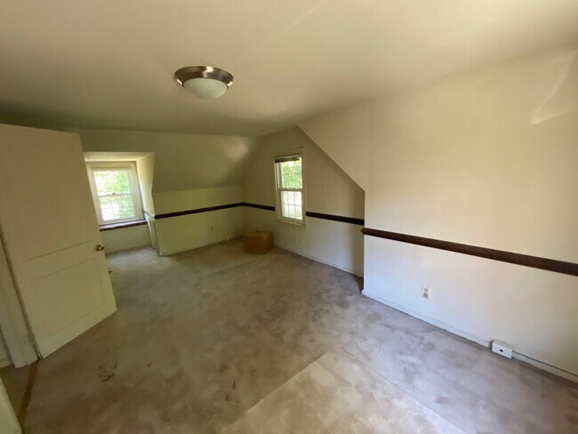 Building Photo - 104 N Oak St