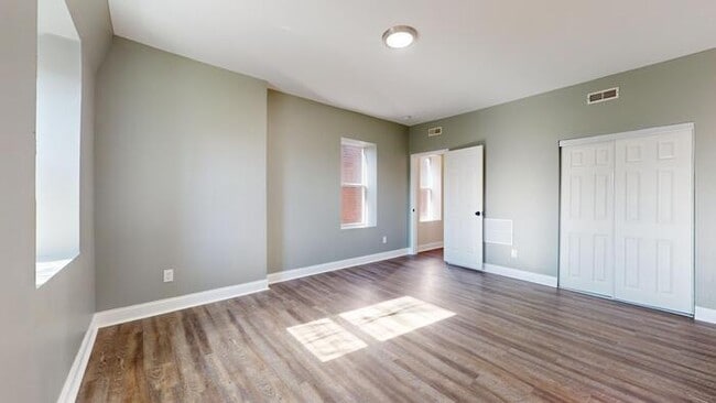 Building Photo - Renovated 4Bd 2.5 Bth Town Home Near Soula...